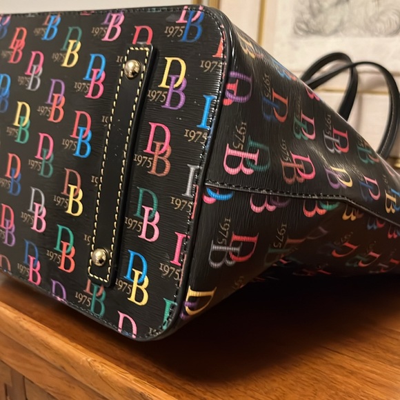 Dooney & Bourke Logo DB75 Nelly Tote - Picture 4 of 12